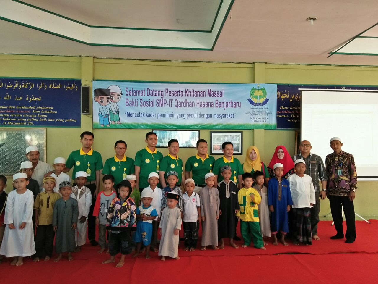 Foto Bersama Peserta Khitanan, Pengurus Yayasan dan Kepala SMP-IT Qardhan Hasana