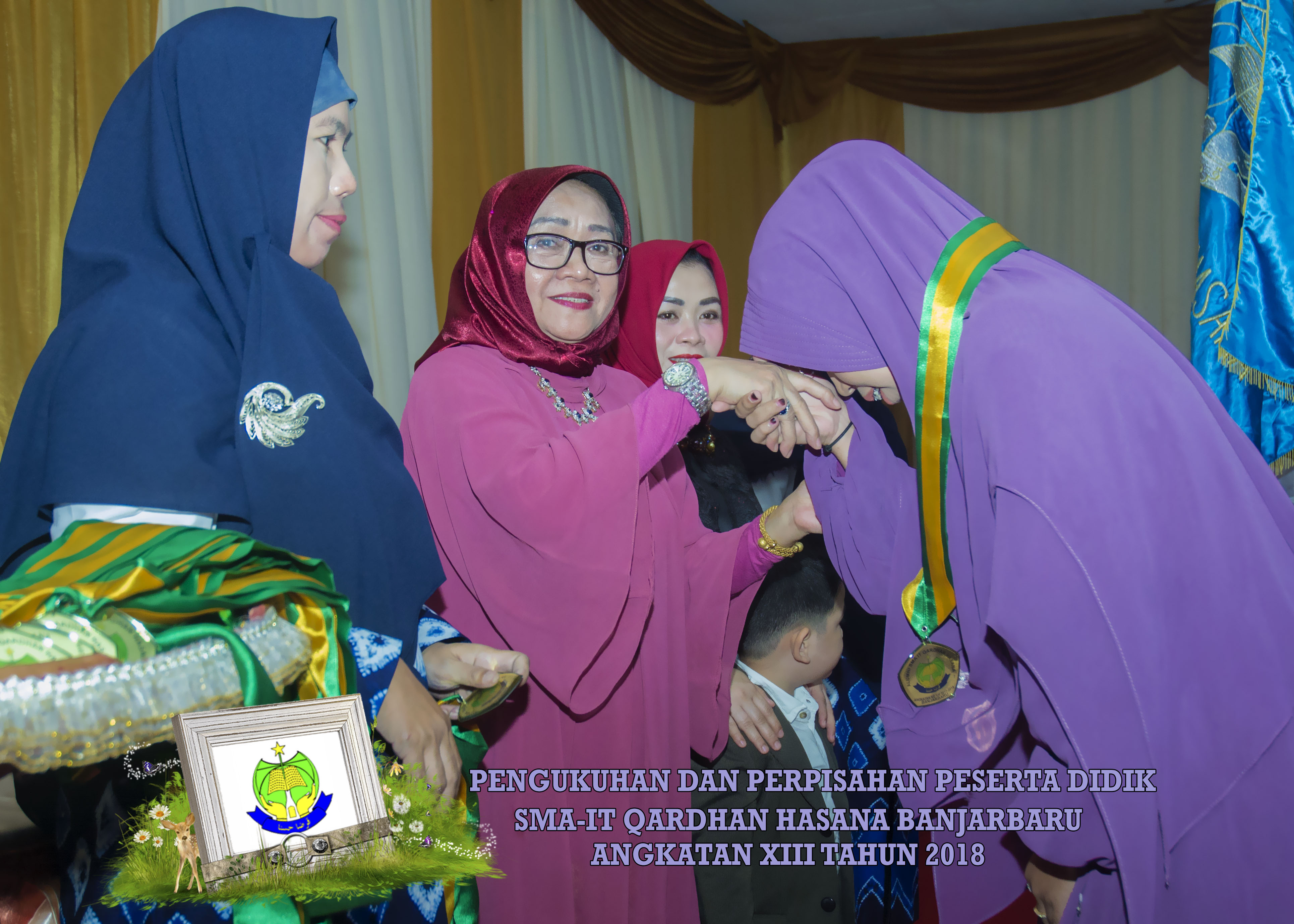 Pengalungan Medali oleh Pembina Yayasan