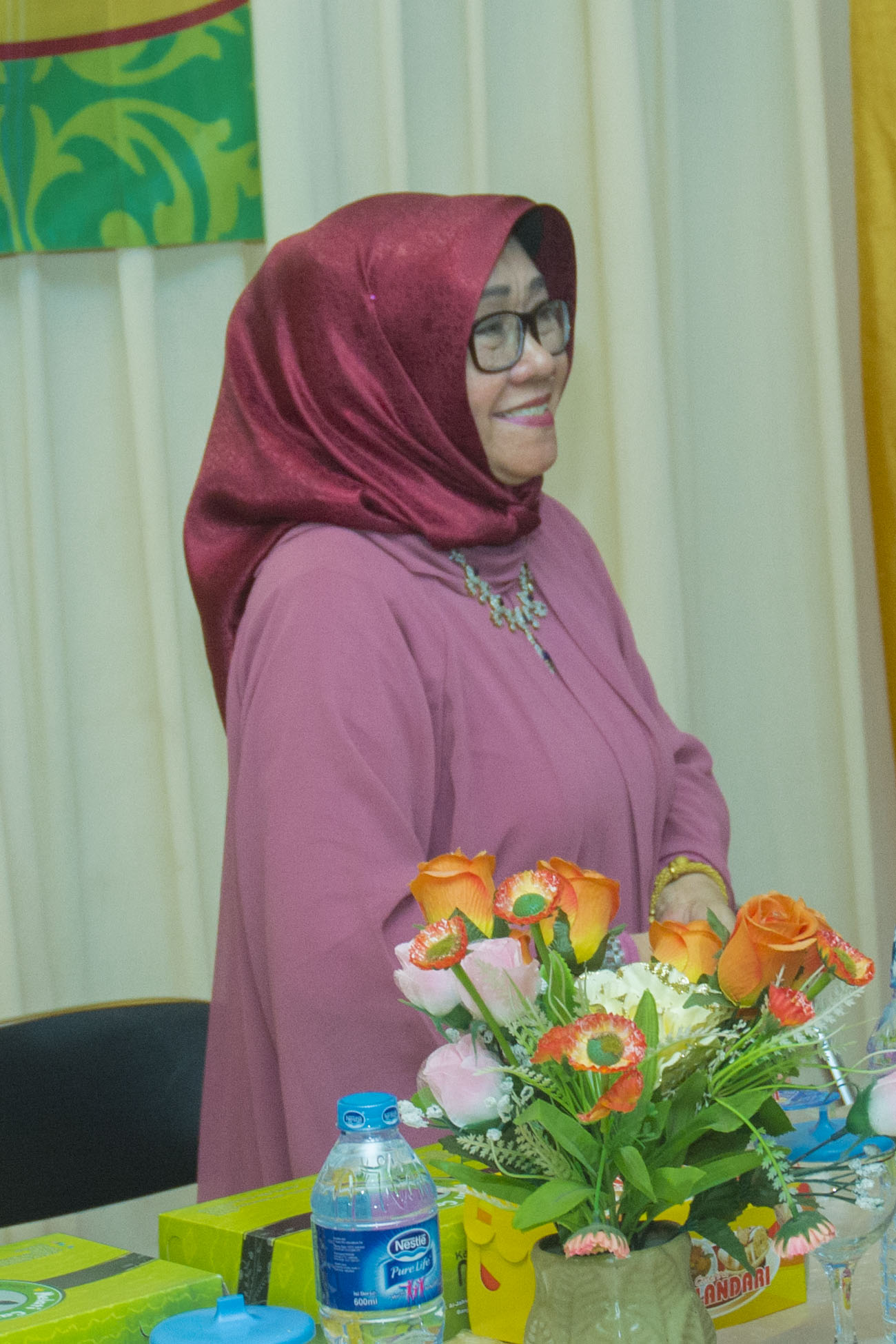 Senyum Bahagia Pembina Yayasan  Ibu Hj.Erna Gazali